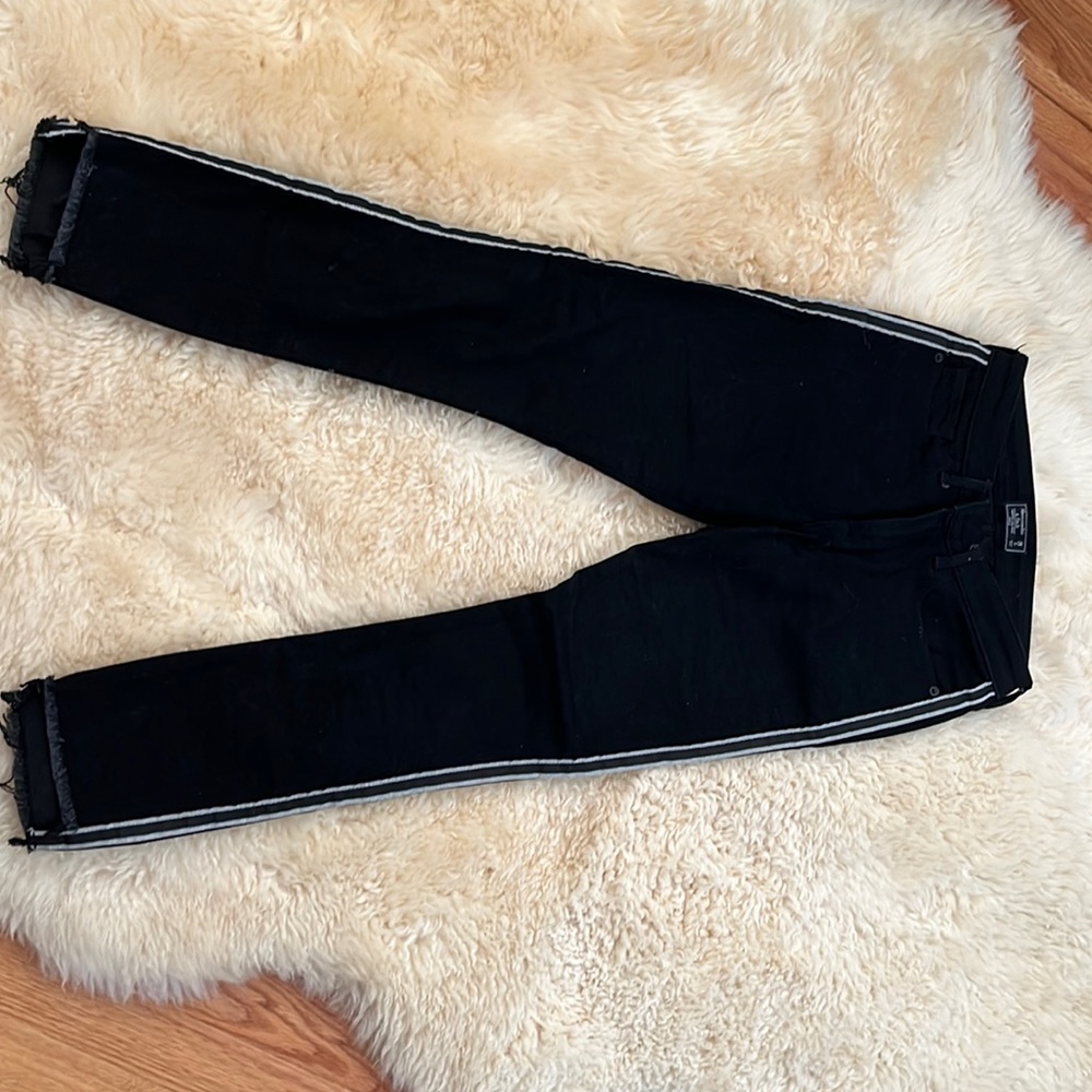 A&F low rise cropped black jeans size 2 (26)